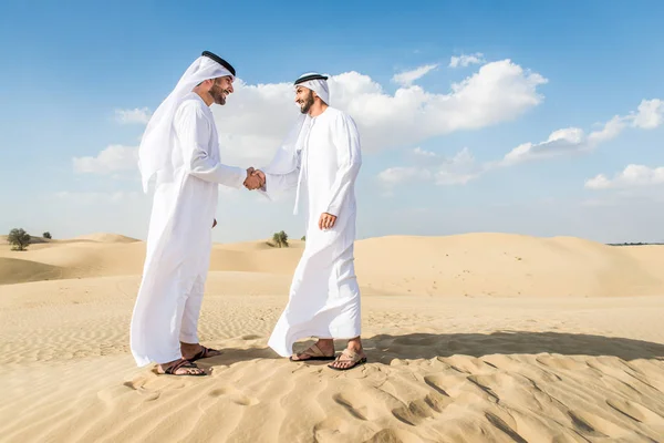 Hommes arabes dans le désert — Photo