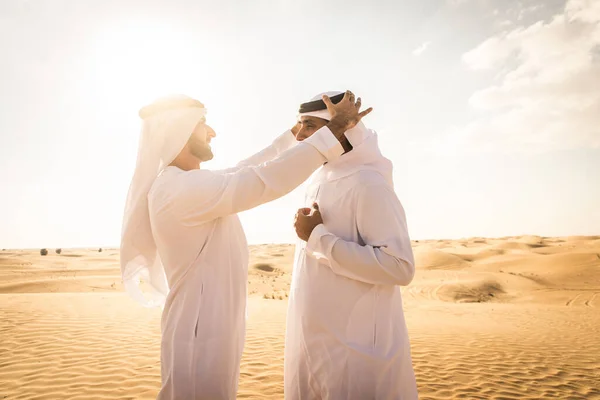 Hommes arabes dans le désert — Photo