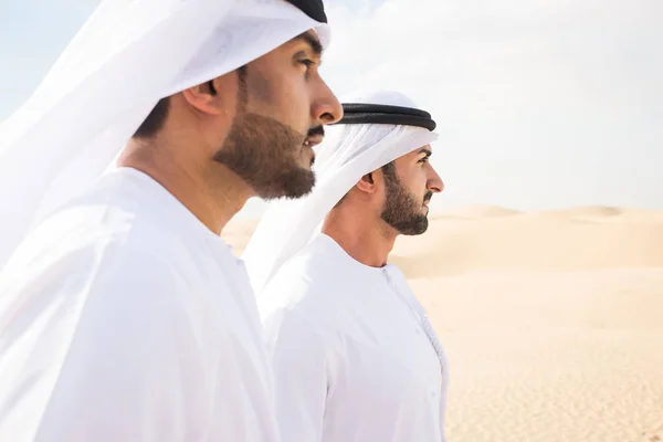Arab férfiak a sivatagban — Stock Fotó