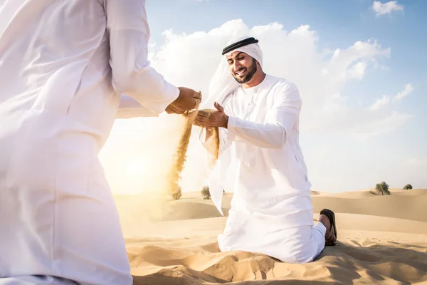 Hommes arabes dans le désert — Photo