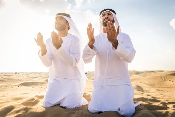 Hommes arabes dans le désert — Photo