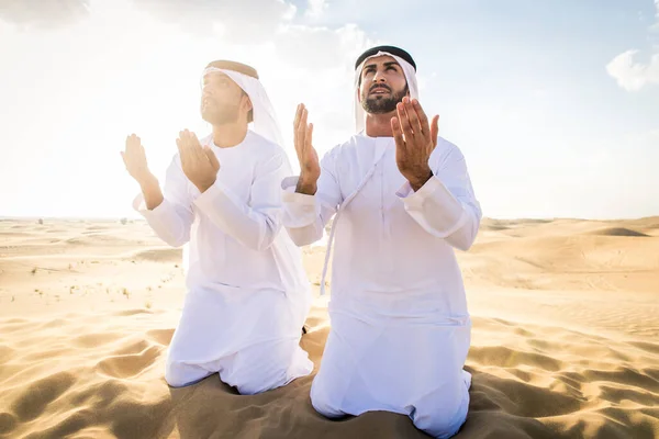 Hommes arabes dans le désert — Photo