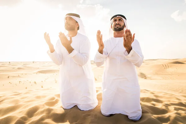 Homens árabes no deserto — Fotografia de Stock