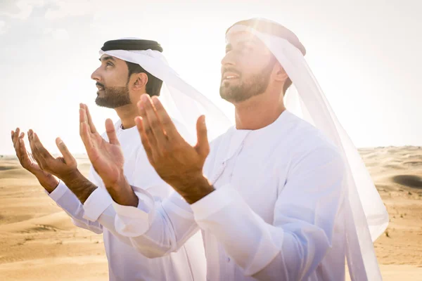 Uomini arabi nel deserto — Foto Stock