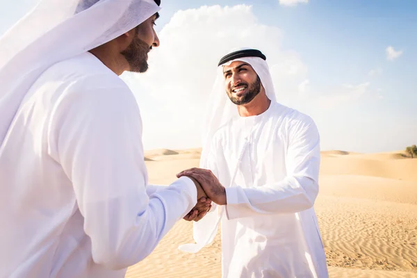 Арабские мужчины в пустыне — стоковое фото