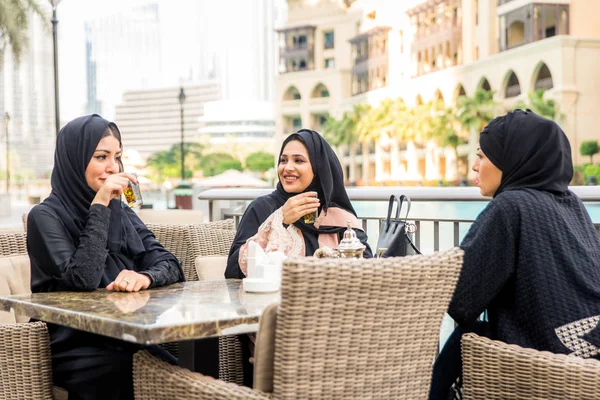 Arabic women in Dubai — Stockfoto