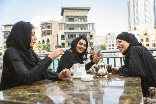 Arabische vrouwen in Dubai — Stockfoto