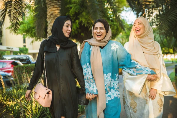 Arabic women in Dubai — Stockfoto