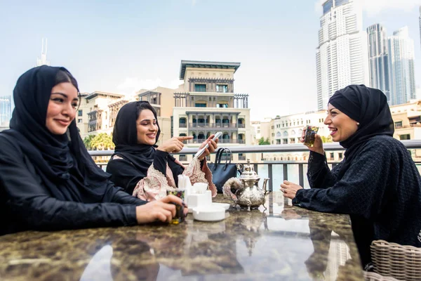 Arabische vrouwen in Dubai — Stockfoto