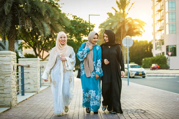 Arabische vrouwen in Dubai — Stockfoto