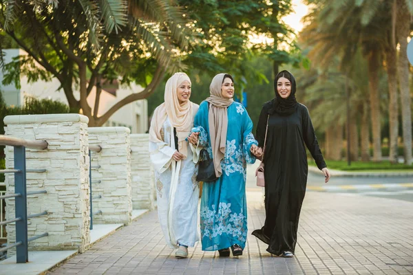 Arabische vrouwen in Dubai — Stockfoto