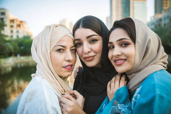 Arabische vrouwen in Dubai — Stockfoto