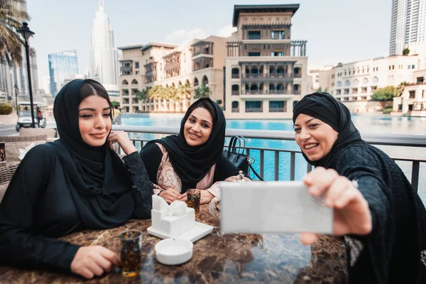 Arabische vrouwen in Dubai — Stockfoto