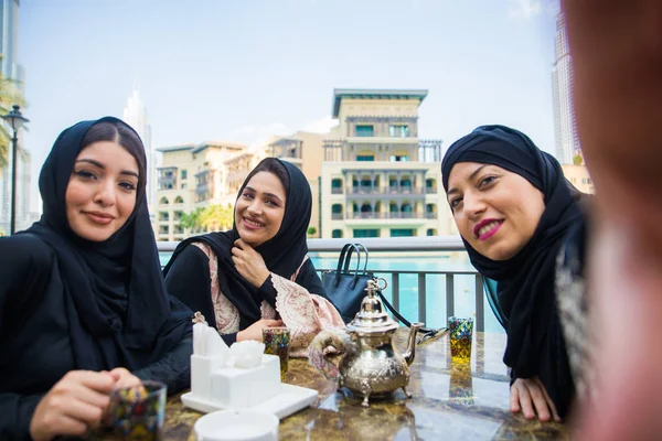 Арабские женщины в Дубае — стоковое фото