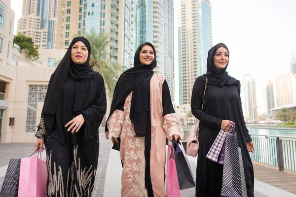 Arabische vrouwen in Dubai — Stockfoto