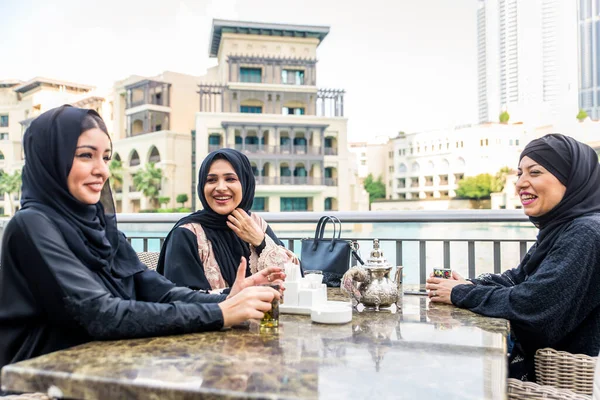 Arabische vrouwen in Dubai — Stockfoto