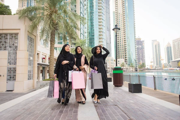 Arabic women in Dubai — Stockfoto