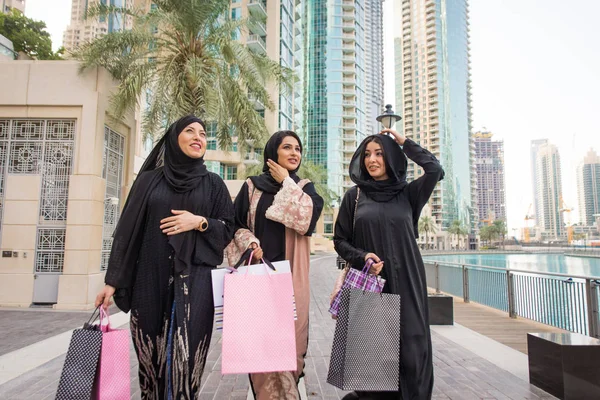 Arabic women in Dubai — Stockfoto