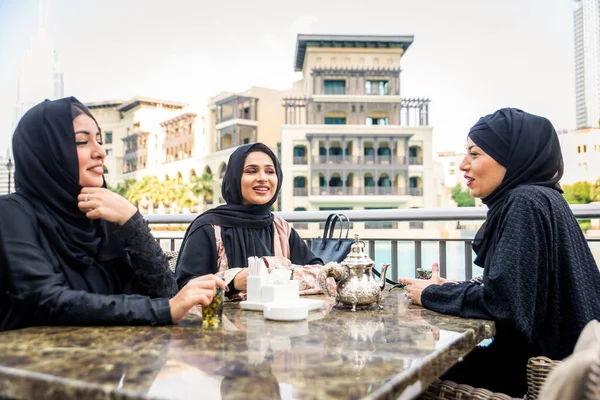 Mulheres árabes em Dubai — Fotografia de Stock