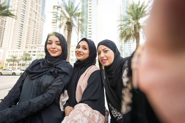 Arabische vrouwen in Dubai — Stockfoto