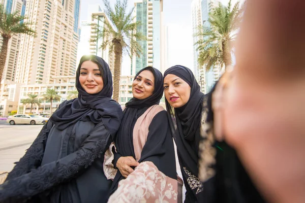 Arabische vrouwen in Dubai — Stockfoto