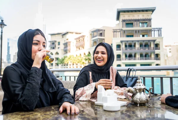 Arabische vrouwen in Dubai — Stockfoto