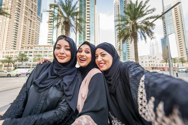 Arabische vrouwen in Dubai — Stockfoto