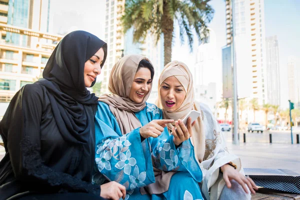 Arabische vrouwen in Dubai — Stockfoto