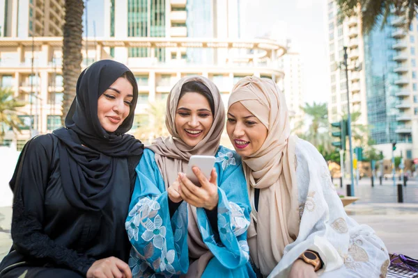Arabische vrouwen in Dubai — Stockfoto