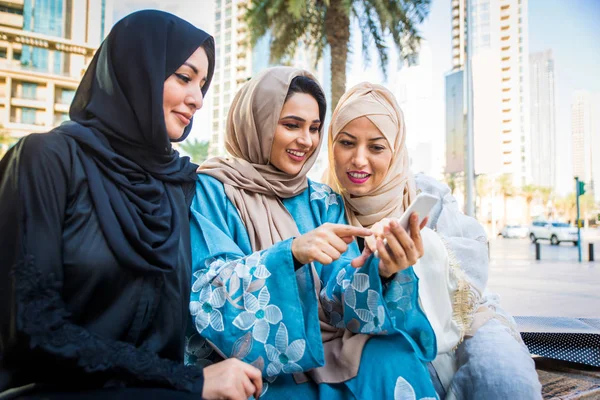 Arabische vrouwen in Dubai — Stockfoto