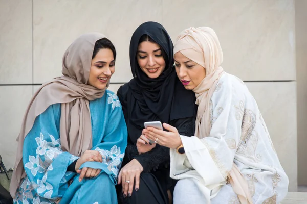 Arabische vrouwen in Dubai — Stockfoto