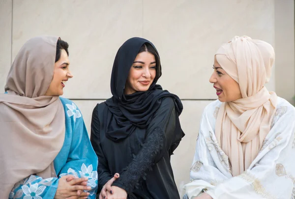 Arabic women in Dubai — Stockfoto