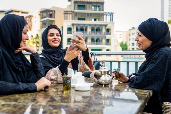 Arabische vrouwen in Dubai — Stockfoto