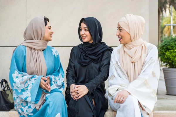 Arabic women in Dubai — Stockfoto