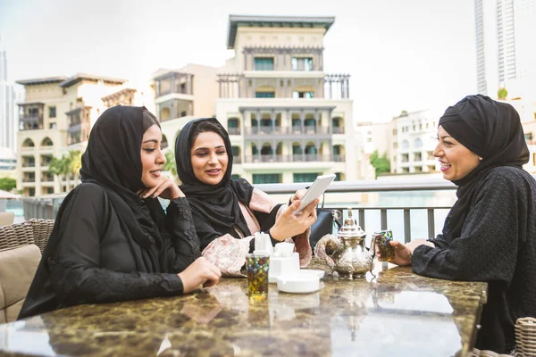 Arabische vrouwen in Dubai — Stockfoto