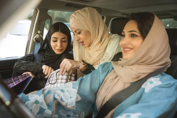 Arabische vrouwen in Dubai — Stockfoto