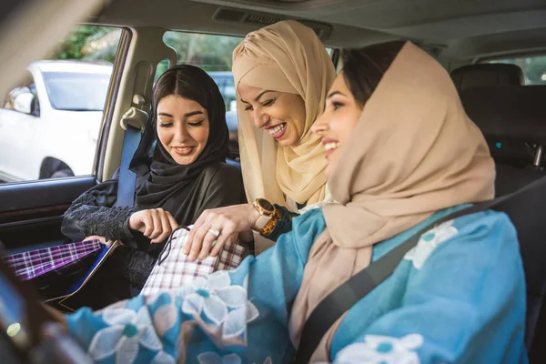 Arabische vrouwen in Dubai — Stockfoto