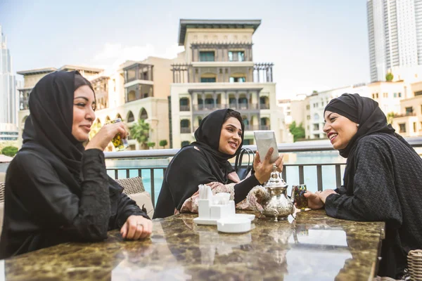 Arabische vrouwen in Dubai — Stockfoto