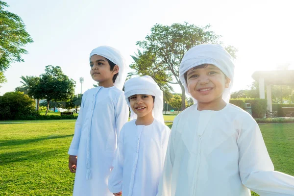 Arabische Kinder spielen im Park in Dubai — Stockfoto