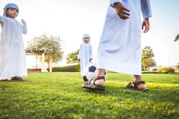 Αραβικά παιδιά παίζουν στο πάρκο στο Ντουμπάι — Φωτογραφία Αρχείου