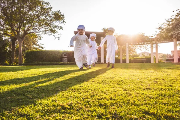 Arabische Kinder spielen im Park in Dubai — Stockfoto