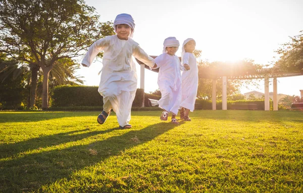 Arabische kinderen spelen in het park in Dubai — Stockfoto