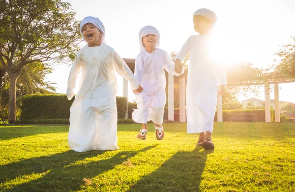 Niños árabes jugando en el parque en Dubai —  Fotos de Stock