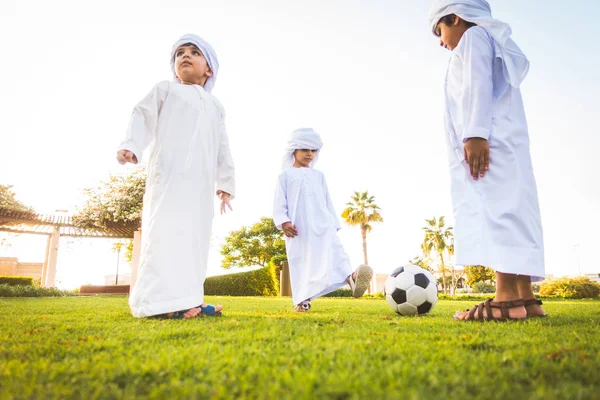Crianças árabes brincando no parque em Dubai — Fotografia de Stock