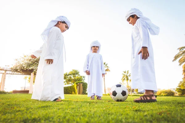 Arabskie dzieci bawiące się w parku w Dubaju — Zdjęcie stockowe