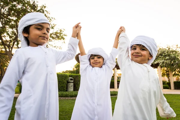 Grupo de niños de Oriente Medio en Dubai — Foto de Stock