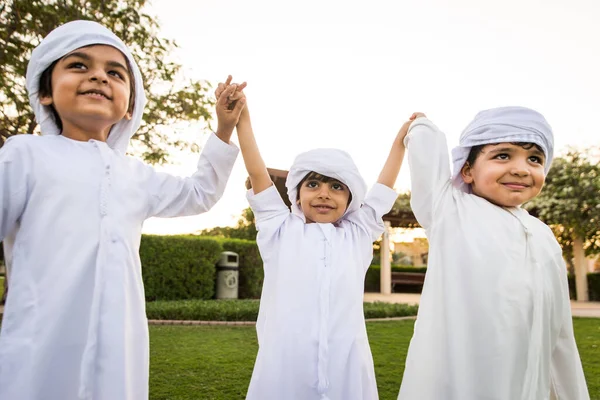 Grupo de crianças do Oriente Médio em Dubai — Fotografia de Stock