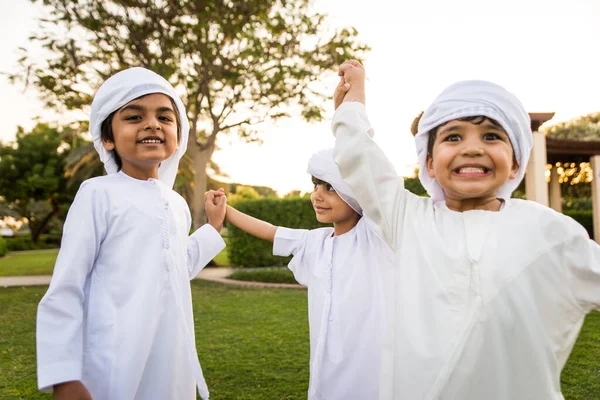 Grupo de niños de Oriente Medio en Dubai — Foto de Stock