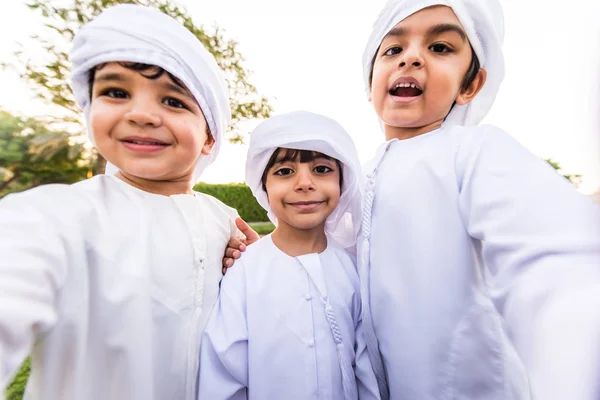 Grupo de niños de Oriente Medio en Dubai —  Fotos de Stock