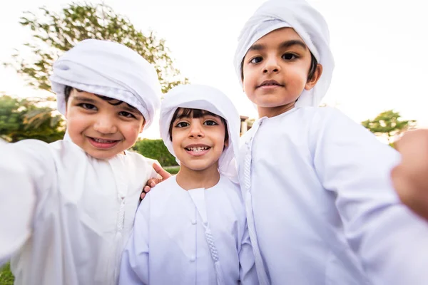 Grupo de niños de Oriente Medio en Dubai — Foto de Stock